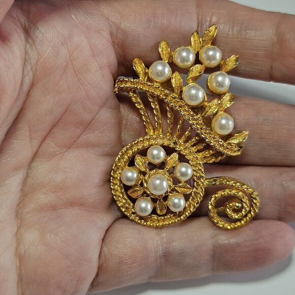 Vintage Gold Tone Faux Pearl Wheel Barrel of Flowers Pin Brooch - Picture 1 of 11